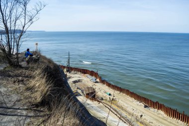 inşaat gezinti altında denize yüksek bir uçurumdan görünümü