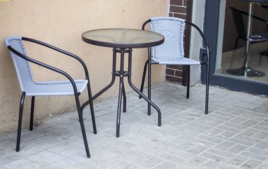 iki sandalye ve bir masa.