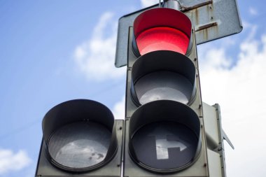 Mavi arkaplanda kırmızı renkli trafik ışığı