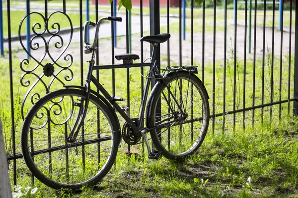 Велосипед Металлического Забора — стоковое фото