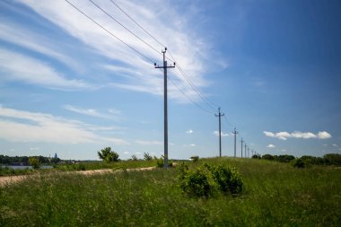 yolda elektrik direkleri