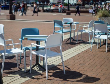 sandalye ve masalar yaz şehir kafe