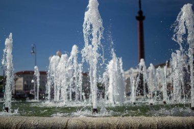 mavi gökyüzü arka plan üzerinde çeşme su