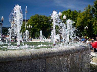 mavi gökyüzü arka plan üzerinde çeşme su