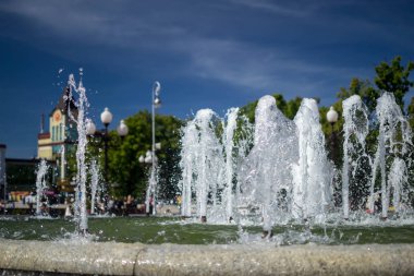 mavi gökyüzü arka plan üzerinde çeşme su