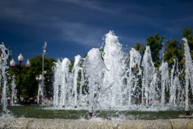 mavi gökyüzü arka plan üzerinde çeşme su