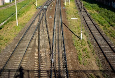 köprüden demiryolu rayları görünümü