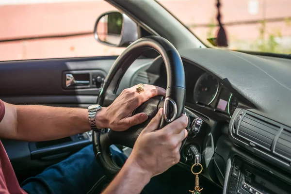 Mãos Masculinas Roda Carro — Fotografia de Stock