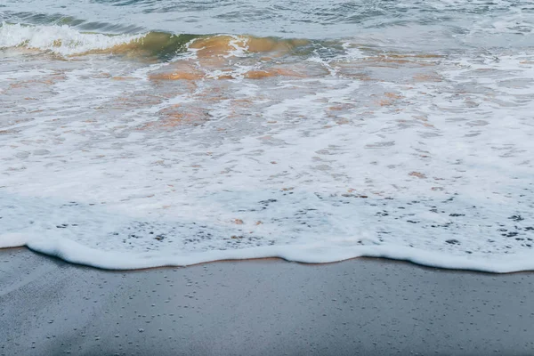 平静的海浪冲刷着丛林中沙滩上美丽的沙滩 — 图库照片