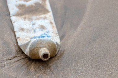 Diş macunu kapağı okyanusa atıldı. Kirli Matara plajı.