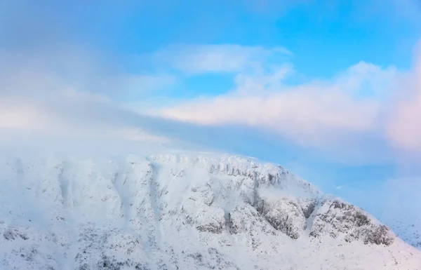 Picos Montaña Cubiertos Nieve Desaparecen Nubes Blancas Bajas Bajo Cielo — Foto de Stock