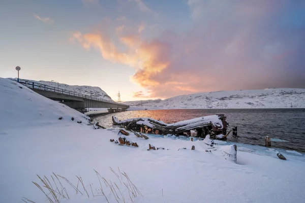 日落时分 泰里贝卡河上的老式木制沉船和现代混凝土桥 俄罗斯科拉半岛北极圈上方的旅游胜地 — 图库照片