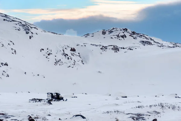 Movil Nieve Con Remolque Sencillo Estacionado Montañas Cubiertas Nieve Sin —  Fotos de Stock