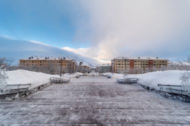 Kirovsk (Murmansk), Rusya - 02: 12 2019: Kirovsk ve Khibiny Massif 'in Kirov Kent Kültür Sarayı' nın önündeki merdivenlerden görünüşü