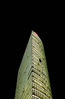 Berlin, Almanya - 05: 25 2012: Bahntower (Demiryolu Kulesi) gece karanlığında aydınlandı. Bu, Potsdamer Platz 'daki 26 katlı 103 m (338 ft) gökdelendir. 