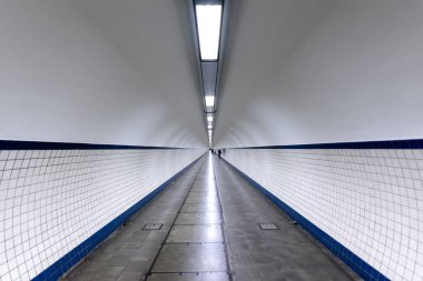 Antwerp, Belçika - 05: 16 2016: Antwerpen 'deki Scheldt Nehri' ni (Antwerp) geçmek için yaya tüneli. Uzunluğunu vurgulamak ve simetri ve kaybolma noktası yaratmak için geniş açı çekimi