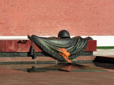 Moskova, Rusya - 07 28 2020: Büyük Vatanseverlik Savaşı 'nın (2. Dünya Savaşı veya 2. Dünya Savaşı' nda hayatını kaybedenlerin anısına Alexander Garden 'daki Meçhul Asker Mezarı' nda sonsuz alev)