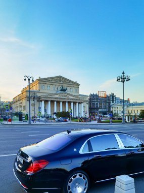 Moskova, Rusya - 07 28 2020: Bolşoy tiyatrosu ve başkentin en pahalı mağazası, zenginlik ve Rus oligarşilerinin sembolü olan Tsum mağazasının önüne park edilmiş Ultra lüks araba
