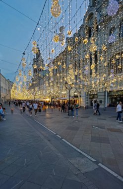 Moskova, Rusya - 07 28 2020: Kızıl Meydan ile Lubyanka Meydanı 'nı birbirine bağlayan yaya Nikolskaya Caddesi, 2018 Fifa Dünya Kupası' nda onu ünlü yapan ışık süslemeleriyle