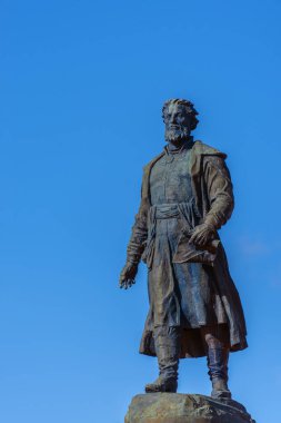 Tver, Rusya - 10 11 2018: Tver 'deki Afanasy Nikitin Heykeli açık mavi gökyüzüne karşı. Heykeltıraş Sergei Orlov tarafından, heykel 1955 yılında dikildi ve 2005 yılında bir Rus posta pulunda yer aldı. 