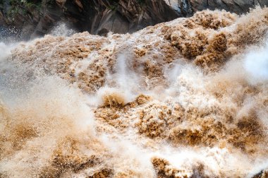 Yunnan, Çin 'deki Kaplan Sıçrayan Vadisi' nde büyük çamur dalgaları birbirine çarpar..