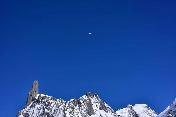 Avión Sobrevolando Pico Nevado Del Mont Blanc Montaña Más Alta —  Fotos de Stock