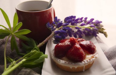 Kahvaltıda kahve ve cheesecake.