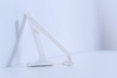 Beyaz arka planda beyaz jilet. Saç kesme, tıraş etme.. 