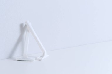 Beyaz arka planda beyaz jilet. Saç kesme, tıraş etme.. 