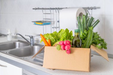 İçinde meyve ve sebzeler olan bağış kutusu. Yemek konseptini paylaşmak. Yemek dağıtım gönüllüsü yiyecek topluyor. Coronavirus pandemik yardım. Ön görünüm