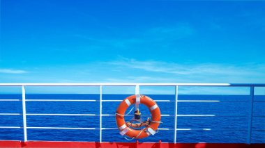 Güvertede bir cankurtaran var. Deniz güvenliği için. Gemideki can yelekleri. İnsanlar olmadan. Ön görünüm.