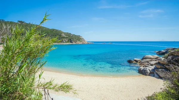 İtalya 'nın Elba Adası' ndaki Cavoli Plajı 'nda insanlar yok. Toskana Takımadaları Ulusal Parkı. Akdeniz kıyısı. Tatil ve turizm konsepti. 
