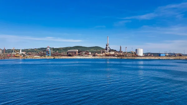 Denizde fabrika fabrikası, panoramik manzara. Çevresel farkındalık, ekoloji ve çevre kirliliği kavramı