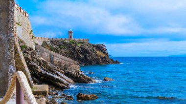 Tirrenian denizi ve Bovio meydanının yazın panoramik manzarası. Piombino, İtalya.