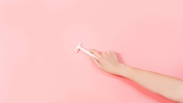 Weibchen Mit Weißem Rasiermesser Vor Rosafarbenem Hintergrund Haare Entfernen Minimalismus — Stockfoto