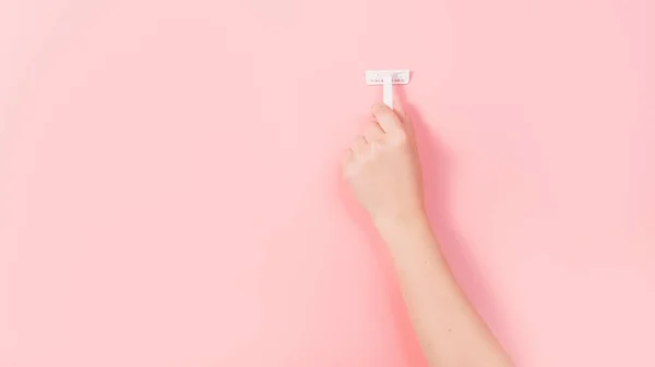 Mulher Segurando Navalha Branca Contra Fundo Cor Rosa Remoção Cabelo — Fotografia de Stock