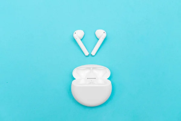 Άσπρα Ασύρματα Ακουστικά Και Θήκη Τυρκουάζ Φόντο Χρώμα Σύγχρονη Τεχνολογική — Φωτογραφία Αρχείου