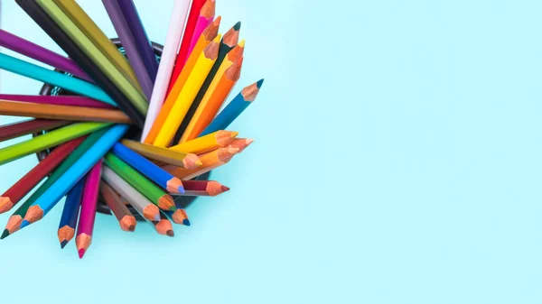 Zestaw Palety Wielokolorowych Ołówków Zielonym Tle Miejsce Sms Powrót Szkoły — Zdjęcie stockowe