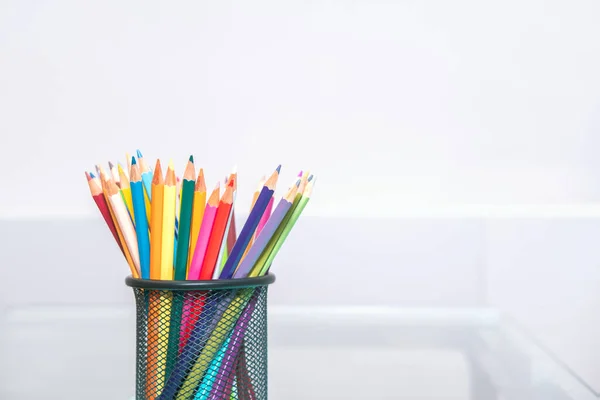 Kit Tavolozza Matite Multicolori Sfondo Bianco Spazio Messaggi Tornare Scuola — Foto Stock