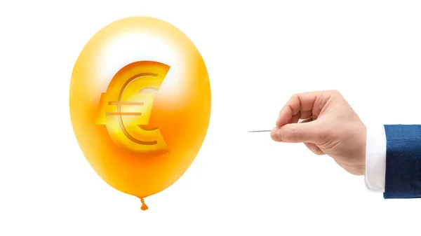 Avro işareti ile uçan altın balonu delen bir iş adamının elinde. Kesme yolu. İflas, ekonomik kriz konsepti