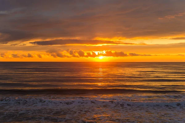 Deniz. Gün batımı. Güneş neredeyse köyüdür