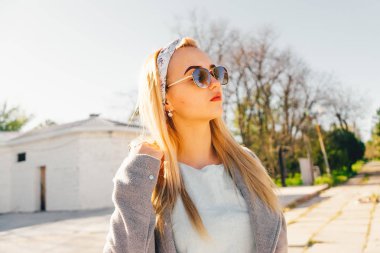 şehirde genç kadın