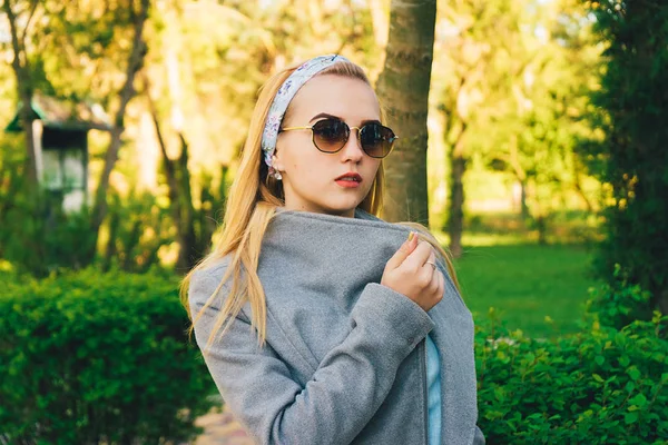 Retrato de jovem mulher em óculos de sol — Fotografia de Stock