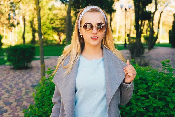 Portrait de jeune femme en lunettes de soleil — Photo