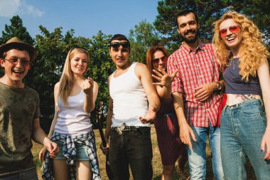 Bir grup arkadaş yaz parkında eğleniyor.