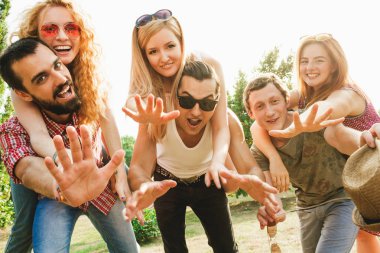 Bir grup arkadaş yaz parkında eğleniyor.