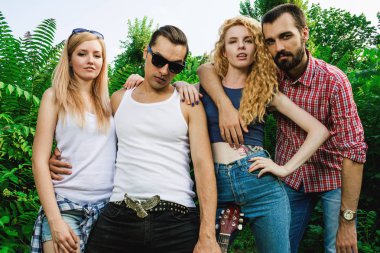 Bir grup arkadaş yaz parkında eğleniyor.