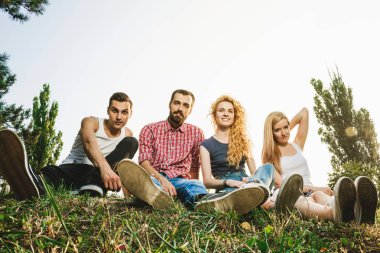 Bir grup arkadaş yaz parkında eğleniyor.