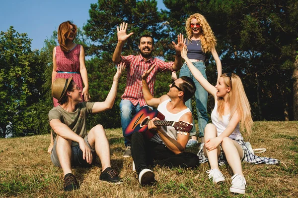 Bir grup arkadaş yaz parkında eğleniyor.