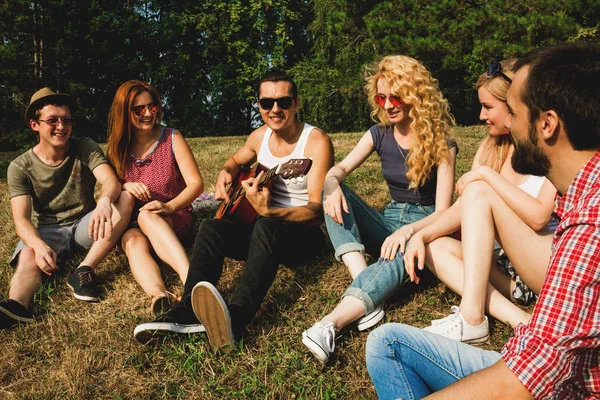 Bir grup arkadaş yaz parkında eğleniyor.